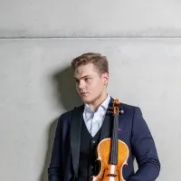 Porträt Tassilo Probst in Anzug mit Geige